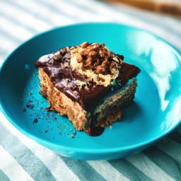 Suklaa-zucchinikakku med alkoholhaltig chokladsås